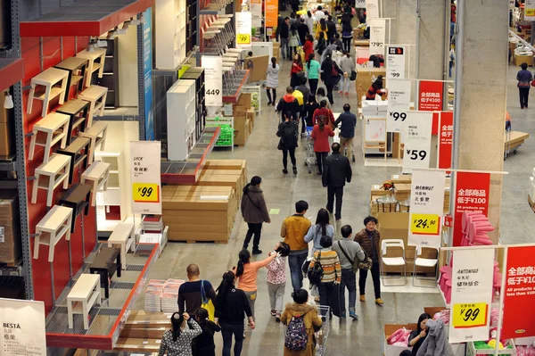 Kunden Kaufen Einem Einrichtungshaus Von Ikea Der Stadt Wuhan Der — Stockfoto