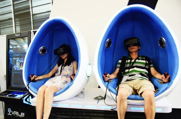 Visitatori Provano Dispositivi Virtual Reality Durante 14Esima China Digital Entertainment — Foto Stock