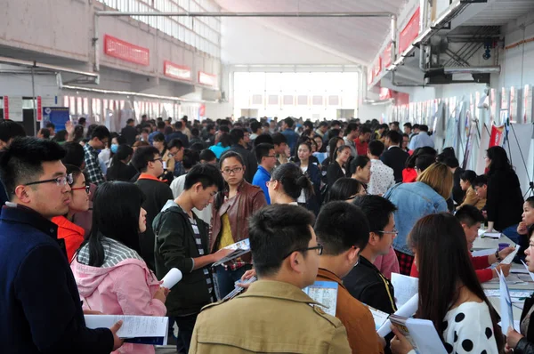 Chinese Graduates Crowd Job Fair Liaocheng City East China Shandong — Stock Photo, Image
