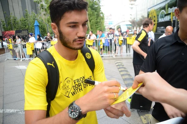Nuri Sahin Del Borussia Dortmund Firma Autografi Tifosi Cinesi Mentre — Foto Stock