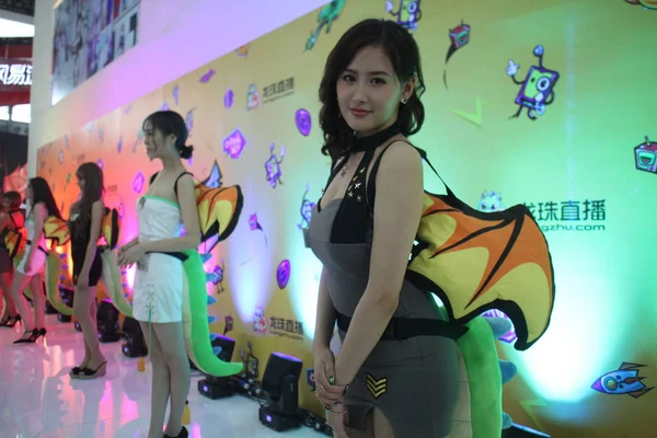 Showgirls Θέτουν Κατά Διάρκεια Του 14Ου Κίνα Ψηφιακή Ψυχαγωγία Expo — Φωτογραφία Αρχείου