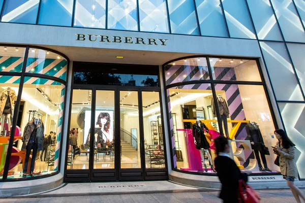 Des Piétons Passent Devant Une Boutique Mode Burberry Shanghai Chine — Photo