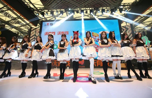 Showgirls Pózují Jevišti Pódiu China Unicom Během Čínské Světové Zábavy — Stock fotografie