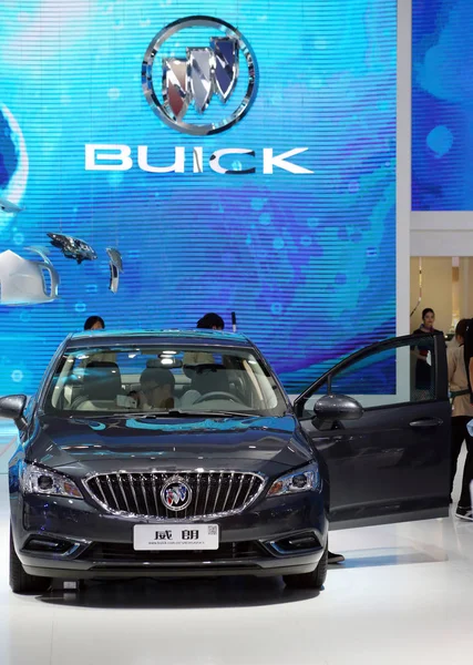 Los Visitantes Probar Ver Buick Verano Saic Una Empresa Conjunta —  Fotos de Stock