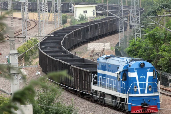 Tren Carga Cargado Carbón Viaja Ferrocarril Jiaoji Qingdao Nan Ciudad — Foto de Stock