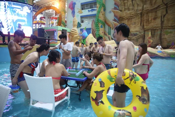 Chinese Holidaymakers Play Mahjong Water Water Park Ningbo City East — Stock Photo, Image