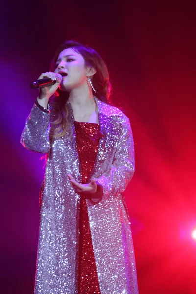 2016 上海で彼女のコンサートで実行する韓国歌手李 — ストック写真