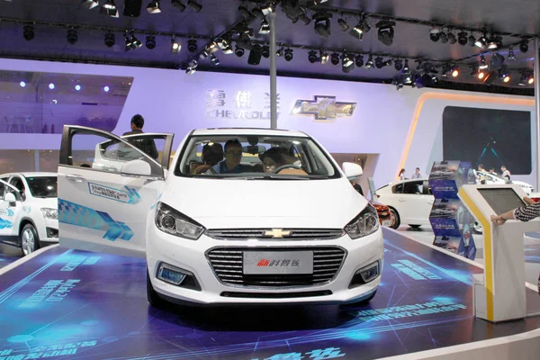 Visitors Try Out Chevrolet Cruze Saic Joint Venture Saic Motor — Stock Photo, Image