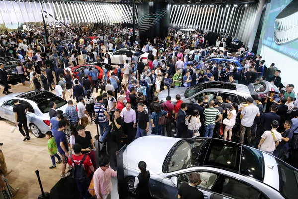 Besucher Probieren Oder Betrachten Mercedes Benz Fahrzeuge Die Während Der — Stockfoto