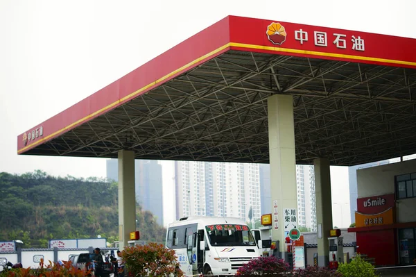 Widok Stację Benzynową Petrochina Spółka Zależna Cnpc China National Petroleum — Zdjęcie stockowe