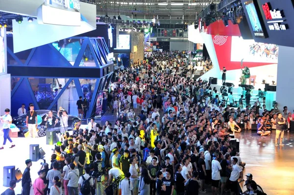 Ziyaret Edenler Netease Stand Temmuz 2015 Çin Dijital Eğlence Expo — Stok fotoğraf