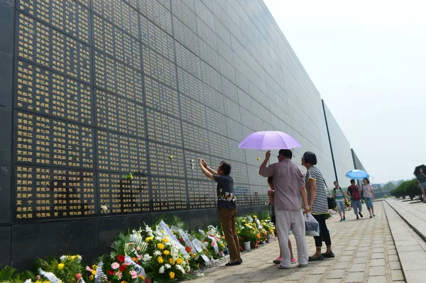 2016年7月27日 中国北部河北省唐山市の唐山地震記念公園で起こった1976年唐山大震災の犠牲者を追悼する人々 — ストック写真