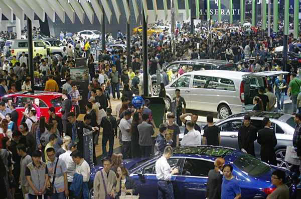 Besucher Drängen Sich Die Ausgestellten Autos Während Der Internationalen Automobilausstellung — Stockfoto