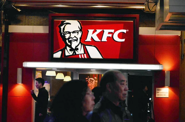 File Pedestres Passar Por Restaurante Fast Food Kfc Yum Marcas — Fotografia de Stock