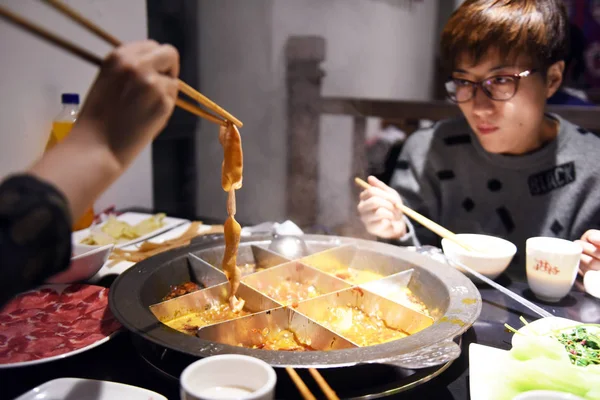 Clientes Chineses Desfrutam Panela Quente Restaurante Hotpot Pequim China Janeiro — Fotografia de Stock