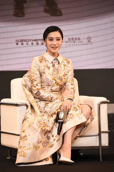 2016年7月27日 中国女演员范宾兵在中国北京举行的宣传她的新片 我不是包法利夫人 的新闻发布会上摆姿势 — 图库照片