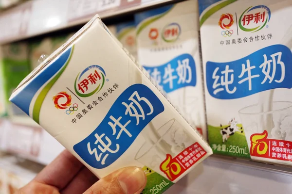 Customer Buys Yili Milk Supermarket Xuchang City Central China Henan — Stock Photo, Image