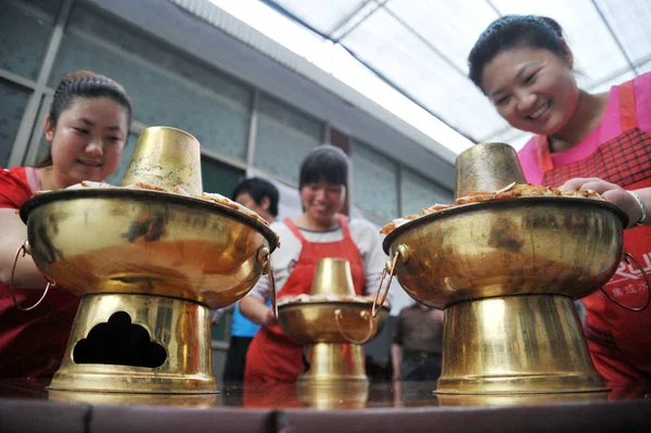 Cameriere Cinesi Roba Pentole Calde Con Cibo Ristorante Hotpot Nella — Foto Stock