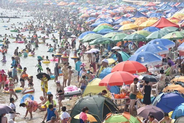 Holidaymakers Crowd Beach Resort Cool Scorching Day Dalian City Northeast — Stock Photo, Image