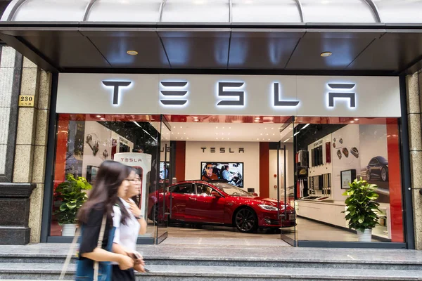 Fußgänger Gehen Einem Geschäft Von Tesla Shanghai China August 2015 — Stockfoto