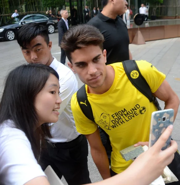 Marc Bartra Borussia Dortmund Droite Pose Avec Fan Chinois Pour — Photo