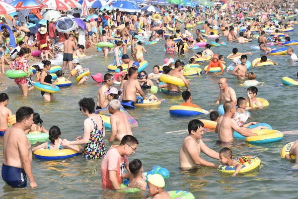 Vakantiegangers Menigte Een Badplaats Koelen Een Verschroeiende Dag Dalian Stad — Stockfoto