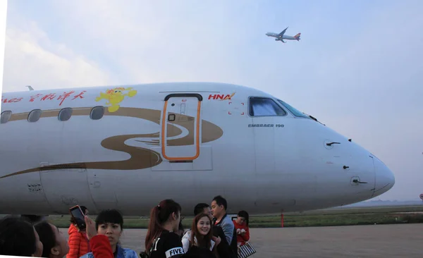 Passageiros São Vistos Frente Avião Jato Hainan Airlines Grupo Hna — Fotografia de Stock