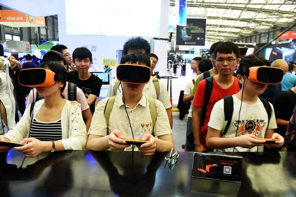 Επισκέπτες Προσπαθούν Δοκιμάσουν Εικονική Πραγματικότητα Συσκευές Για Παίξουν Ηλεκτρονικά Παιχνίδια — Φωτογραφία Αρχείου