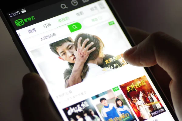 Ein Chinesischer Handynutzer Benutzt Die Handy App Der Online Videoseite — Stockfoto