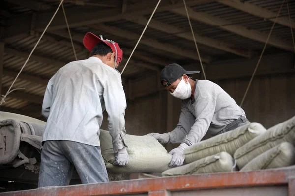Китайские Рабочие Масках Грузят Мешки Цементом Грузовик Цементного Завода Городе — стоковое фото