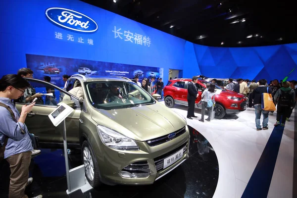 Посетители Опробовать Посмотреть Автомобили Ford Дисплее Время Пекинской Международной Автомобильной — стоковое фото