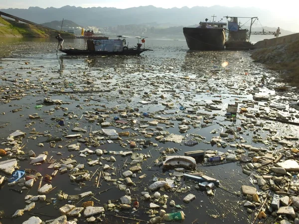 Trabalhador Chinês Coleta Lixo Flutuando Rio Yangtze Reservatório Three Gorges — Fotografia de Stock