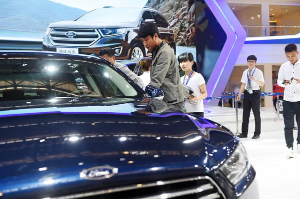 2016年4月28日 在中国天津举行的车展上 游客们观看了展出的一辆福特汽车 — 图库照片