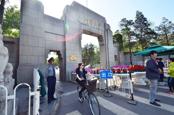 Una Mujer Atraviesa Puerta Oeste Universidad Tsinghua Beijing China Mayo — Foto de Stock