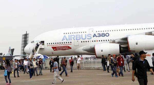 Les Visiteurs Passent Devant Airbus A380 Jumbo Jet Exposé Lors — Photo