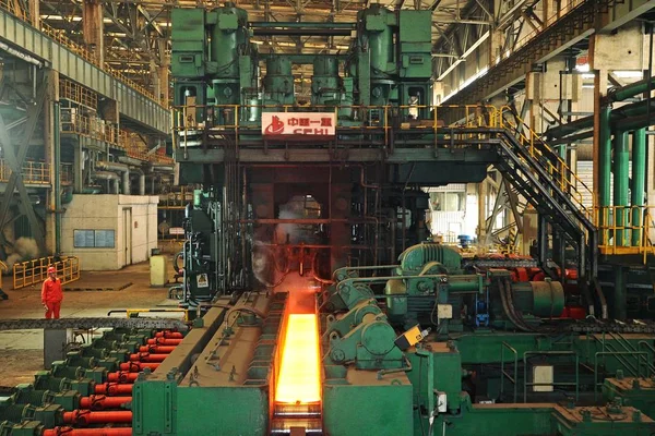 Ein Chinesischer Arbeiter Begutachtet Die Stahlproduktion Einem Stahlwerk Der Dongbei — Stockfoto