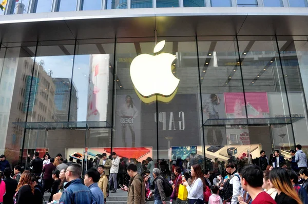 Пешеходы Проходят Мимо Магазина Apple Store Торговой Улице Nanjing Road — стоковое фото