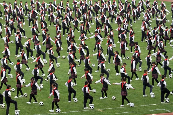 Jovens Estudantes Chineses Apresentam Com Bolas Futebol Cerimônia Abertura Segunda — Fotografia de Stock