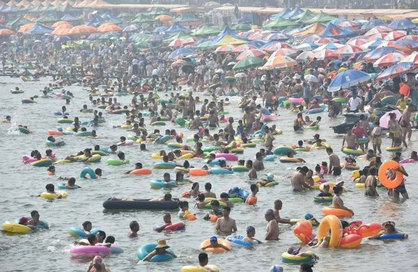 Wczasowiczów Tłum Plaży Uciekać Się Upający Dzień Dalian Miasta Północno — Zdjęcie stockowe