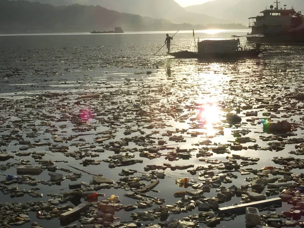 Operaio Cinese Raccoglie Rifiuti Galleggianti Sul Fiume Yangtze Nel Bacino — Foto Stock
