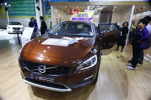 Una Volvo V60Cc Mostra Durante Una Mostra Automobilistica Nella Città — Foto Stock