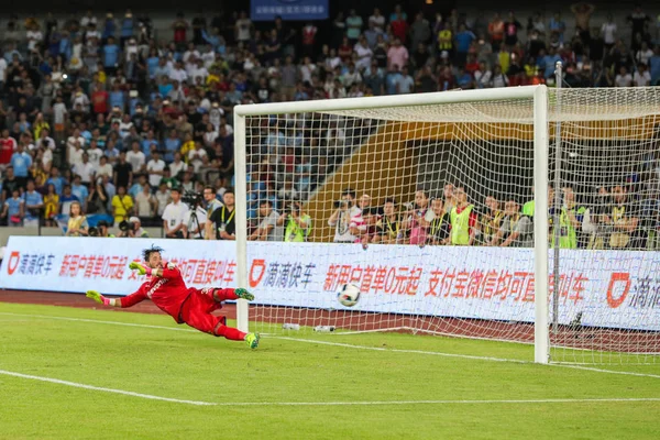 Goalkeeper Roman Buerki Borussia Dortmund Misses Shot Manchester City Penalty — Stock Photo, Image