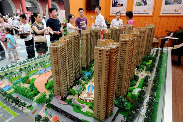 2013年9月19日 在中国中部河南省洛阳市举行的房地产博览会上 中国购房者查看了一个住宅项目的住房模型 — 图库照片