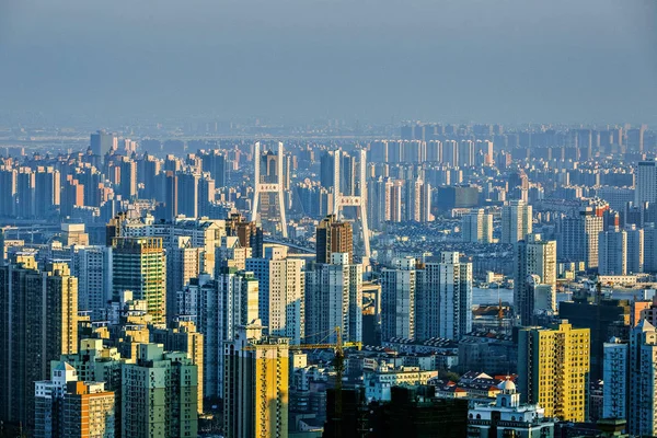 Stadtbild Von Puxi Und Pudong Mit Anhäufungen Von Wohnhochhäusern Und — Stockfoto