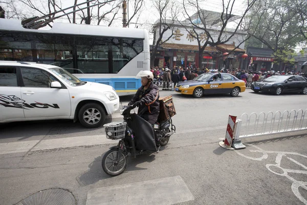 Mensajero Chino Monta Una Bicicleta Eléctrica Para Entregar Comidas Una —  Fotos de Stock