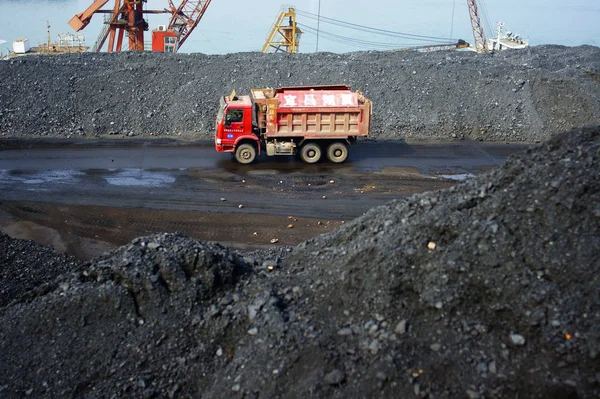 Caminhão Passa Por Pilhas Carvão Cais Margem Rio Yangtze Cidade — Fotografia de Stock