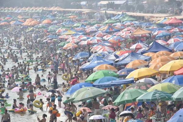 Los Turistas Llenan Complejo Playa Para Refrescarse Día Abrasador Ciudad — Foto de Stock