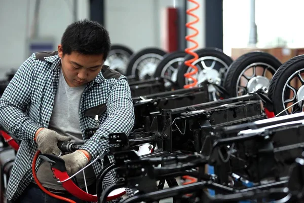 中国人労働者中国東部の江蘇省 2016 日安市の工場で電動自転車を組み立てます — ストック写真