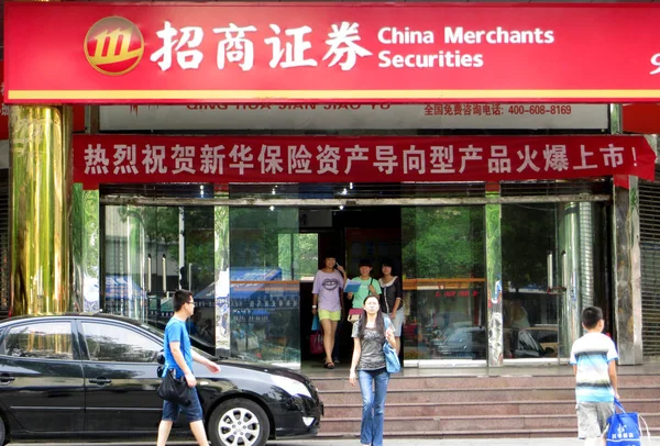 Pedestres Passam Por Uma Filial China Merchants Securities Cms Cidade — Fotografia de Stock