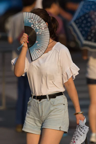 Eine Fußgängerin Schützt Sich Mit Einem Ventilator Vor Der Sengenden — Stockfoto